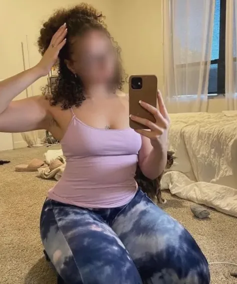 Angela, 32