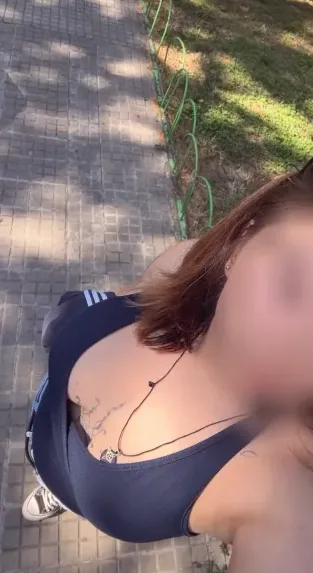 Zeynep, 22