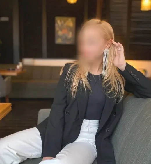 Zoe, 32